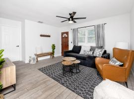 New Cozy Home with Fenced in Yard - Near Downtown & Beaches, hotel em Largo