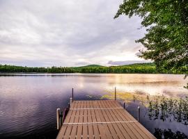 CedarHaus: Your Lakeside Retreat by Hills Pond, villa in Alton