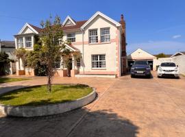 A beautiful Large 7 bed house, hotel com jacuzzis em Porthcawl