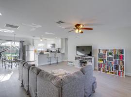 Fort Myers Vacation Home with Patio about 14 Mi to Beach, vila v destinaci Fort Myers