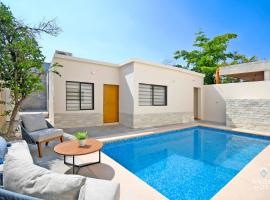 NEW Comfy Stay with Pool Onsite Steps from Malecón, biệt thự ở La Paz