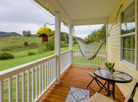 Riverfront North Carolina Abode with Deck and Fire Pit, hotel with parking in Burnsville