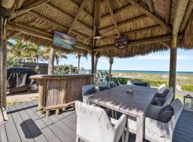 Oceanfront Cocoa Beach Vacation Home Private Beach, Tiki Bar & Family Fun، فندق في كوكاو بيتش