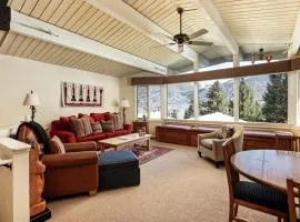Shadow Mountain Unit 15, Spacious Ski-In, Ski-Out Townhouse with Great Views & Gas Fireplace