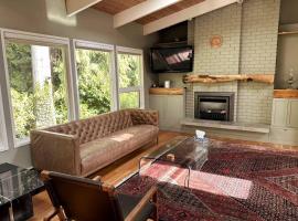 West Coast Contemporary Home - Central Lonsdale, stuga i North Vancouver