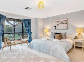 Laidback Seaford Family Retreat 200m from Beach, hotel in Seaford