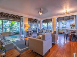 Molokai, Hawaii - Beautiful Beachfront Townhouse - longterm or shorterm rental, hotel s bazénom v destinácii Maunaloa