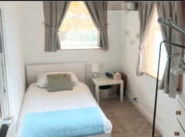 Centrel to london single bed room quiet home with host and breakfast, family hotel in London