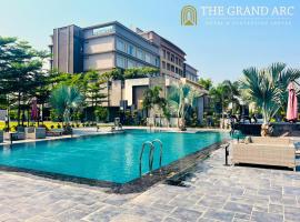 The Grand Arc Hotel & Convention Centre, ξενοδοχείο με πάρκινγκ σε Shāhjahānpur