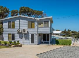 Seaclusion Cottage - Modern renovated beach house, vacation home in Guilderton