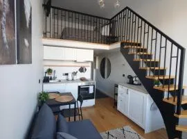 Loft Style Studio Apartment- Free Parking- Free Gym- Keyless Access