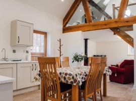 'The Dairy' - Nestled in a traditional farmyard., holiday home in Stourbridge
