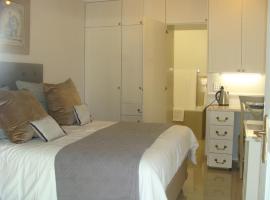 Lonehill - Standard 2 Guest Studio Suite 2, homestay in Sandton