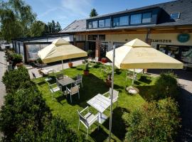 Pipacs Panír & Grill Garden Vendégház, hôtel à Győrújbarát