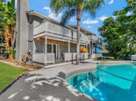 Palm Harbor Waterfront with pool & Game room, casa o chalet en Palm Harbor