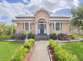 ‘Endsleigh Cottage’ - Modern Luxury, Aged Charm, družinam prijazen hotel v mestu Cessnock