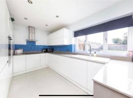 End of Terrace 4 bedroom 2 living room home in London: Harold Wood şehrinde bir otoparklı otel