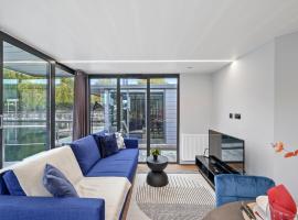 London Water Lodge Retreat - Sleeps 6, hotel di London