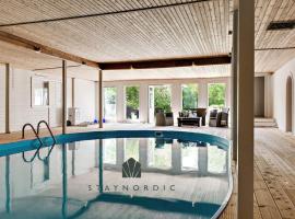 Large and beautifully decorated pool house in Tomelilla, Österlen, villa em Tomelilla