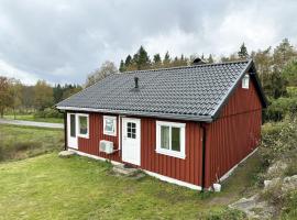 Nice cottage by lakes and forest, near Boras, hotell i Hindås