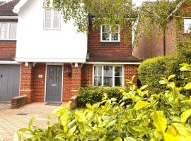 Remarkable 5-Bed House in Horley, hotel in Horley
