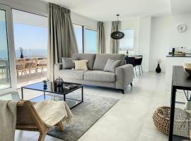 Via Celere 2336 Luxury Sea View Penthouse, hotel em Casares