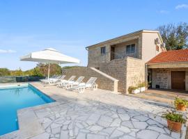 Amazing Home In Unesic With Outdoor Swimming Pool, Hotel in Unešić