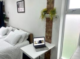 Nice and Cosy Large Studio near Luton Airport, hôtel à Luton