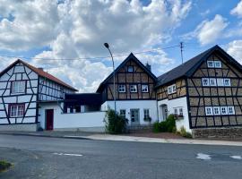 eichHAUS Eifel: Rheinbach şehrinde bir otoparklı otel