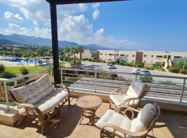 Penthouse with rooftop terrace, vacation rental in Akanthou