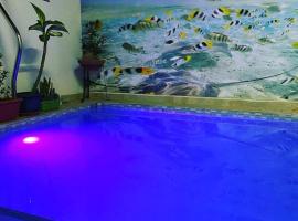 Casa com piscina incrível., hotel a Serra Talhada
