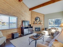 Dog-Friendly Pagosa Springs Condo with Fireplace!, hotel in Pagosa Springs