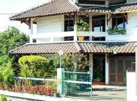 3BR AC Rumah Liburan Pasteur Bandung