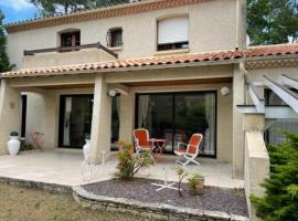Villa entre océan et pinède, hotel in La Tremblade