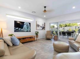 Pet friendly Holiday home with pool on Alex, hotel in Alexandra Headland