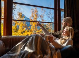 Johnston Canyon Lodge & Bungalows