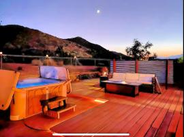 JT's Star Catcher Cabin - HOT TUB, cabin in Yucca Valley