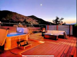 JT's Star Catcher Cabin - HOT TUB, hotel in Yucca Valley