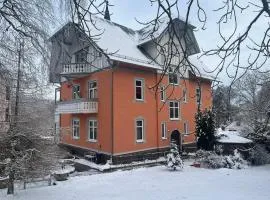 Moderne Ferienwohnung in alter Villa