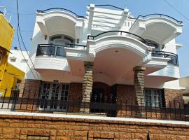 Waterfall Villa - 4BHK – hotel w mieście Mysuru