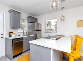 Walk to Downtown - 7min to beach - King bed & Free parking