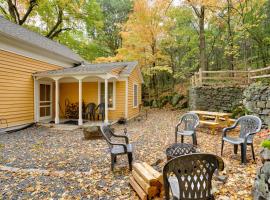 Historic Home in Taylors Falls with Patio and Fire Pit, casa en Taylors Falls