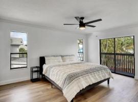 Delray Escape Pool Renovated Sleeps 12, holiday home in Delray Beach