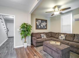 Charming Roanoke Vacation Home - 1 Mi to Downtown!، فندق في رونوك