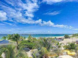 Plage 37 Orient Bay beach front with pool access、オリエントベイのホテル