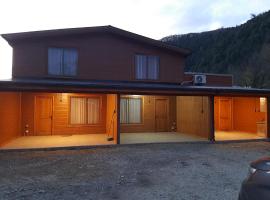 Caba&ntilde;as Raulies, Neltume., hotel com estacionamento em Puerto Fuy