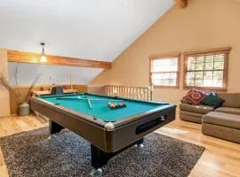 Starlight Summit - Walk to Slopes - Luxury cabin with game room, hot tub, and pool table
