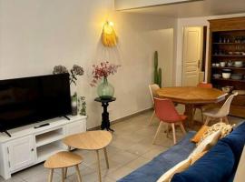 Duplex en plein centre-ville, hotel with parking in Morestel