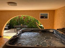 Bas de villa indépendant avec espace jacuzzi privé, hotel in Le Lavandou