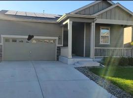 Relaxing Cozy Denver Suburb Home, villa in Henderson